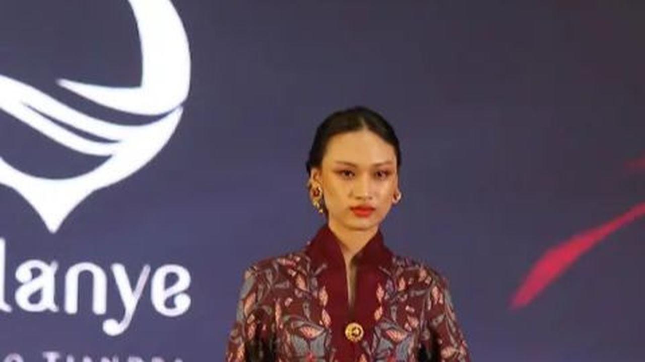 Model memperagakan busana Batik Taliabu rancangan karya Eko Tjandra dalam Selaras Wastra saat Cita & Cipta 2024 Liputan6 x Fimela di Shangrila Hotel, Jakarta, Rabu (31/7/2024). (Liputan6.com/Angga Yuniar)