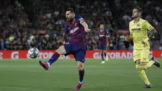 Penyerang Barcelona, Lionel Messi berusaha mengontrol bola saat bertanding melawan Villareal pada lanjutan pertandingan La Liga di Camp Nou, Rabu (25/9/2019). Barcelona menang tipis atas Villareal 2-1. (AP Photo/Joan Monfort)