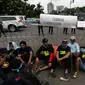 Ribuan nelayan tradisional beristirahat saat unjuk rasa menolak larangan penggunaan cantrang di depan Istana Negara, Jakarta Pusat, Rabu (17/1). Penggunaan cantrang dilarang karena sistem kerjanya mengeruk dari dasar laut. (Liputan6.com/Faizal Fanani)