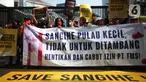 Warga pulau kecil Sangihe melakukan unjuk rasa di depan gedung Dirjen Minerba ESDM, Jakarta, Kamis (7/7/2022). Aksi menuntut untuk  memperjuangkan hak  atas ruang hidup dari pertambangan emas PT. TMS yang melakukan pertambangan emas, secara legalitas tidak lagi memiliki ijin operasi pertambangan lingkungan pulau Sangihe. (merdeka.com/Imam Buhori)