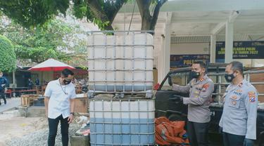 Polisi gerebek gudang penyimpanan solar di Tuban. (Adirin/Liputan6.com)