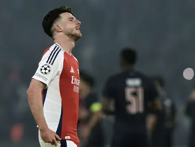Raut kecewa pemain Arsenal, Declan Rice saat timnya kalah dari PSG dalam laga leg 2 semifinal Liga Champions 2024/2025 di Parc des Princes, Paris, Prancis, Rabu (07/05/2025) waktu setempat. (AP Photo/Aurelien Morissard)