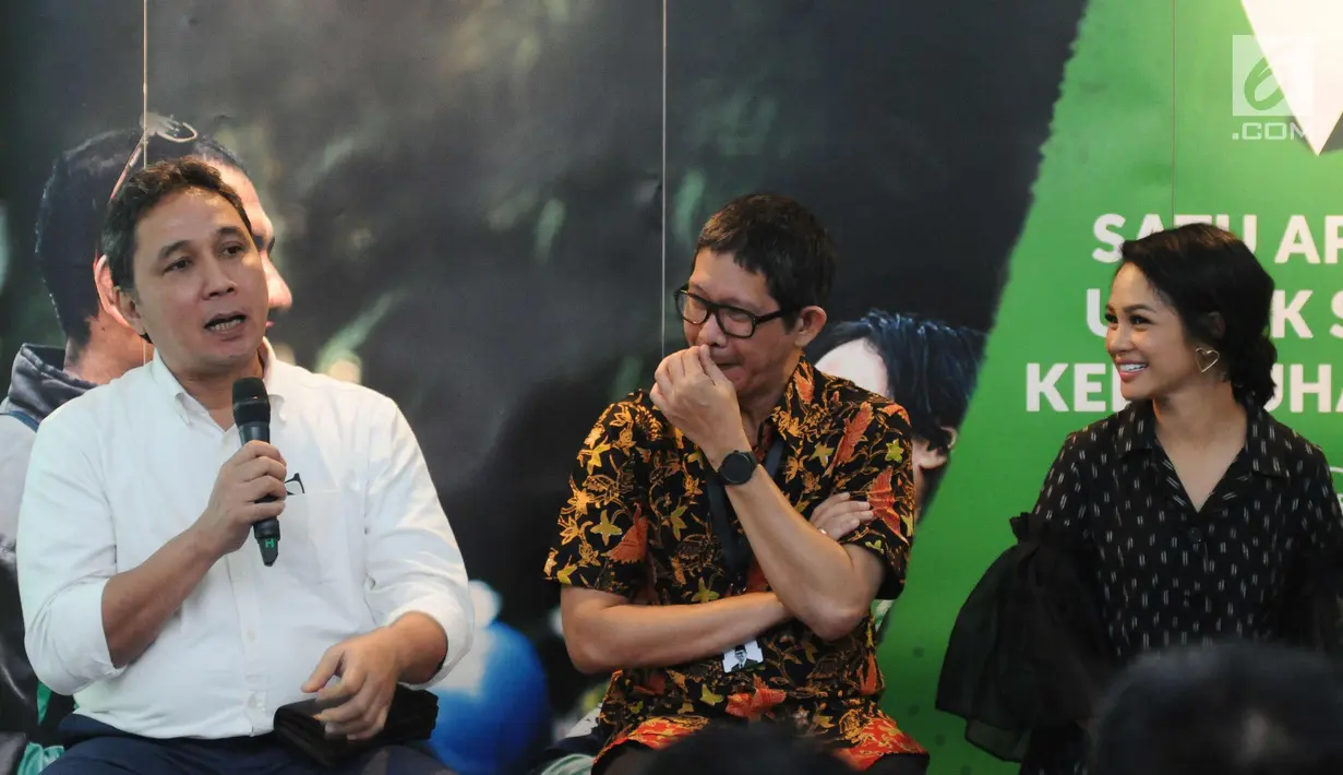 Dirjen Kebudayaan Kemendikbud RI, Hilmar Farid (kiri) memberi keterangan saat peluncuran video musik Indonesia Raya 3 Stanza di Jakarta, Senin (30/10). Beragam elemen masyarakat dilibatkan dalam pembuatan video tersebut. (Liputan6.com/Helmi Fithriansyah)