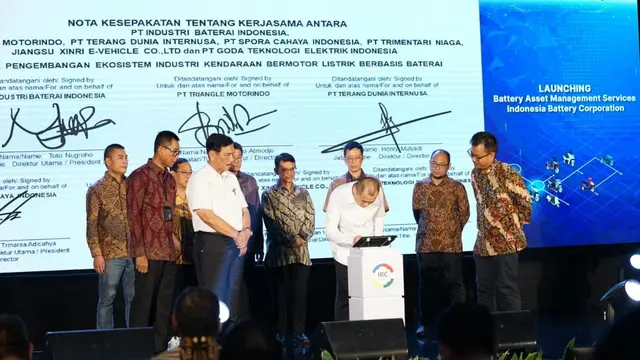 Kerja sama Indonesia Baterai Corporation (IBC) dengan 5 produsen motor listrik dan 2 Bengkel Konversi di Kantor Kementerian Koordinator Bidang Kemaritiman dan Investasi, Senin (12/6/2023). (Dok PLN)