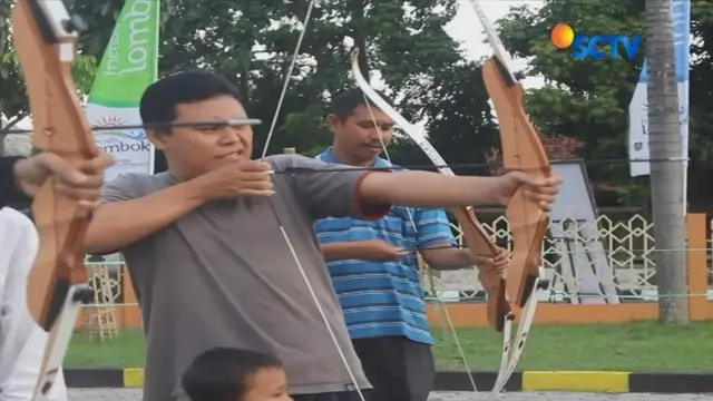Di Mataram, NTB, warga mengisi waktu berbuka puasa sambil berlatih memanah. Olah raga yang dianjurkan Rasulullah itu dinilai dapat menguji konsentrasi dan ketangkasan dalam membidik sasaran.