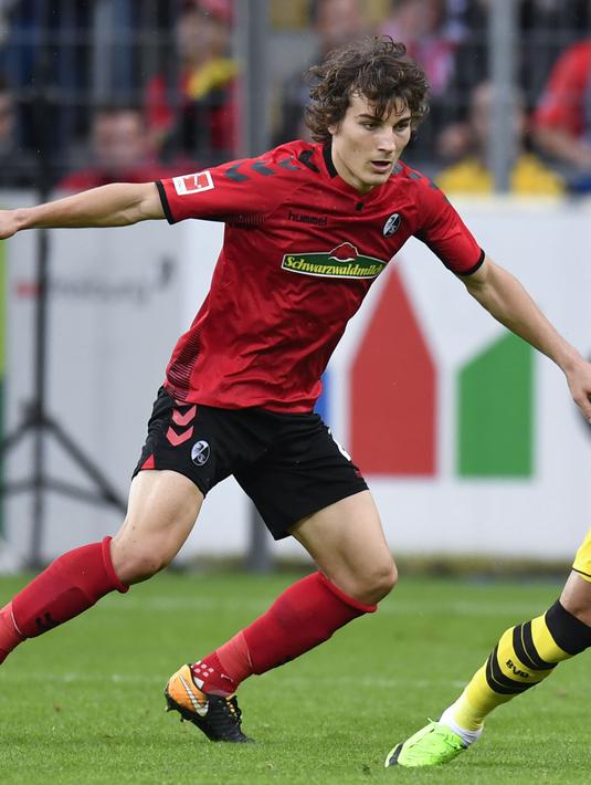 Dengan usia yang terbilang muda, Soyuncu tampil baik ditengah terpuruknya Freiburg di Bundesliga. Bahkan bek dengan postur tidak normal tersebut akan digadang gadangkan menjadi bek masa depan Turki nantinya. (AFP/Thomas Kienzle)