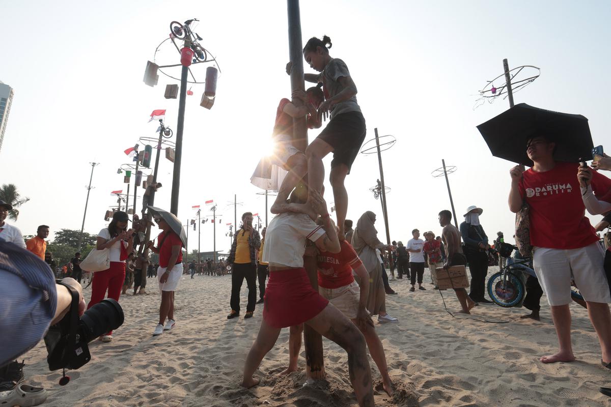 Panjat Pinang Meriahkan HUT ke-81 RI di Ancol