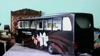 Perajin di Salatiga memproduksi miniatur bus. 