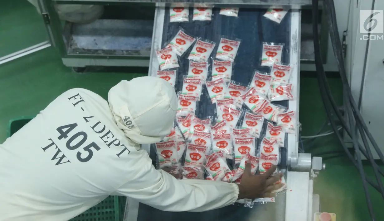 Pekerja melakukan proses pengemasan produk Ajinomoto di Pabrik Ajinomoto, Mojokerto, Jawa Timur, Kamis (29/11).  PT Ajinomoto Indonesia terus menggenjot ekspor. Pasar yang tengah dilirik, Timur Tengah. (Liputan6.com/Helmi Fithriansyah)