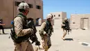 Tentara Kanada dari Resimen Kerajaan 22 berpatroli selama operasi ekstraksi non-agresif di sebuah desa dalam simulasi latihan Rim Pasifik (RIMPAC) 2016 di Camp Pendleton, California, Amerika Serikat, (11/7). (REUTERS/Mike Blake)