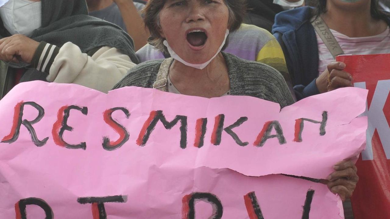 Aksi ini dilakukan sebagai bentuk tuntutan warga kepada pemerintah daerah untuk segera membentuk Rukun Tetangga (RT) dan Rukun Warga (RW) di Kampung Sawah, yang telah lama mereka tinggali. Foto: merdeka.com / Imam Buhori