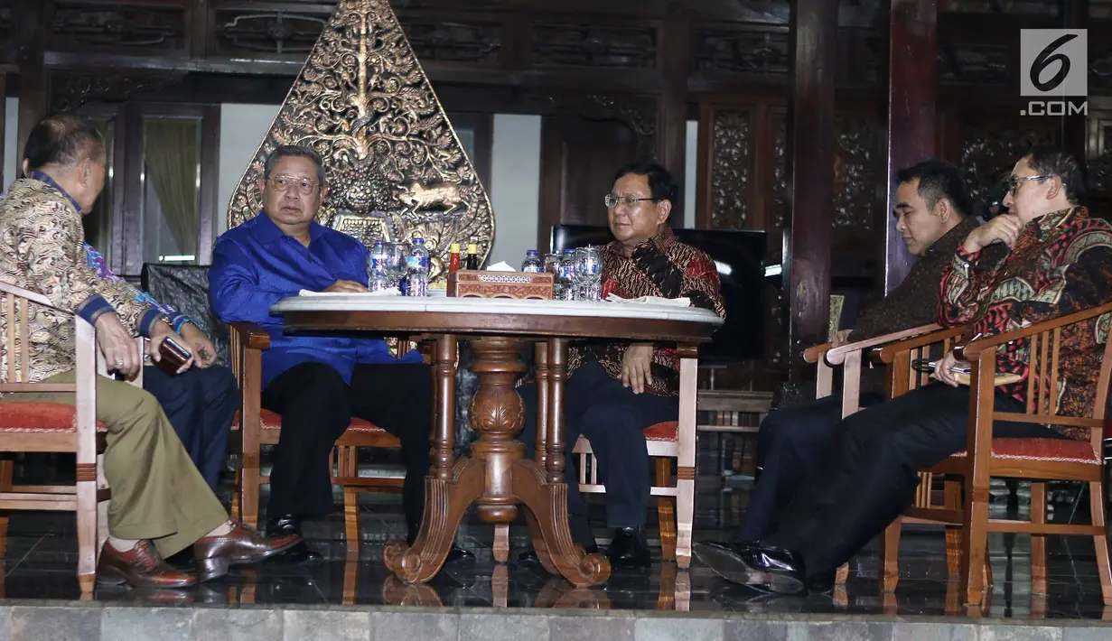 Presiden RI ke 6 Susilo Bambang Yudhoyono berbincang dengan Ketum Gerinda, Prabowo Subianto di kediaman SBY di Cikeas, Bogor, Jawa Barat, Kamis (27/7). Pertemuan membahas politik bangsa dan koalisi pilpres 2019. (Liputan6.com/Herman Zakharia)
