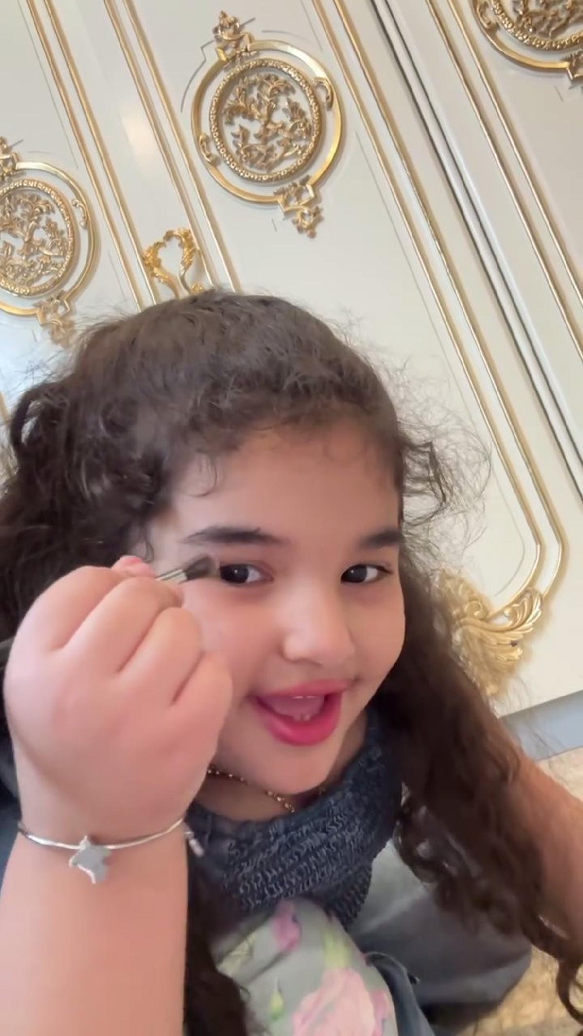 Ayang Anak Tasya Farasya Beri Tutorial Makeup Jadi Princess Aurora, Sudah Jago Tanpa Pakai Cermin