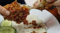 Nikmatnya santap ayam goreng penyet khas Indonesia(dok.Instagram/@waroengdjawa97/https://www.instagram.com/p/BpySbQaAyQq//Asnida Riani)