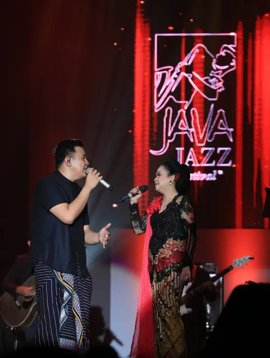 Kejutannya, berkolaborasi dengan penyanyi keroncong Tanah Air Sundari Soekotjo. Dengan nuansa musik keroncong dipadu dengan jazz. Lagu Di Bawah Sinar Bulan Purnama dan Teman Hidup dibawakan dengan apik. (Adrian Putra/Bintang.com)