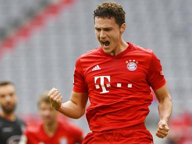 Pemain Bayern Munchen, Benjamin Pavard, melakukan selebrasi usai membobol gawang Fortuna Duesseldorf pada laga Bundesliga di Allianz Arena, Sabtu (30/5/2020). Bayern Munchen menang 5-0 atas Fortuna Duesseldorf. (AP/Christof Stache)