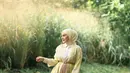 Kombinasi cardigan warna kuning cerah dengan tile skirt warna nude nggak kalah menarik. Lengkapi dengan hijab dan hand bag warna kuning senada. [@_irishbella_]