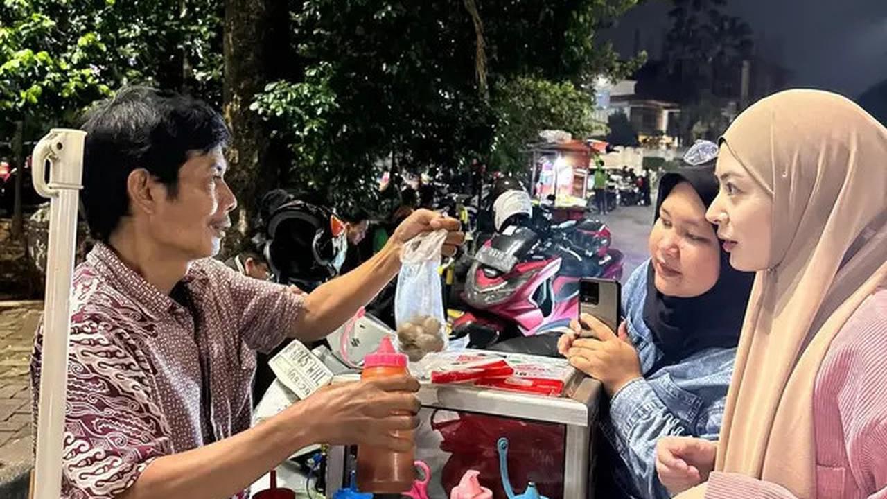 6 Potret Ayana Moon Jalani Ramadan di Indonesia, Jajan Cilok hingga Tarawih
