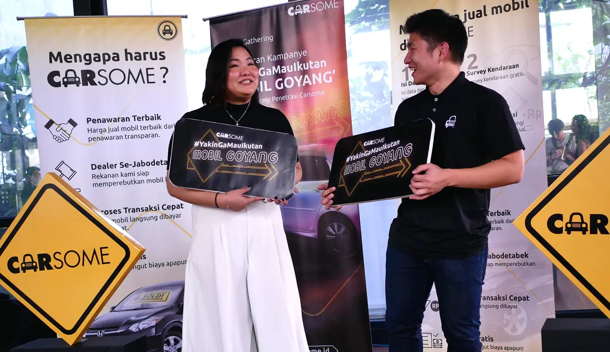 Marketing Manager Carsome Indonesia Maria Francisca dan Country Manager Carsome Indonesia Andreas Djingga berbincang di sela-sela peluncuran kampanye Carsome #YakinGakMauIkutanMobilGoyang, di Jakarta, Selasa (30/4). (Liputan6.com/HO/Wahyu)