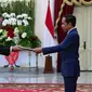 Duta Besar Inggris untuk Indonesia yang baru Dominic Jermey menyerahkan surat kepercayaan ke Presiden Joko Widodo (Jokowi) di Istana Negara, Senin (23/10/2023). (Kedutaan Besar Inggris di Jakarta)