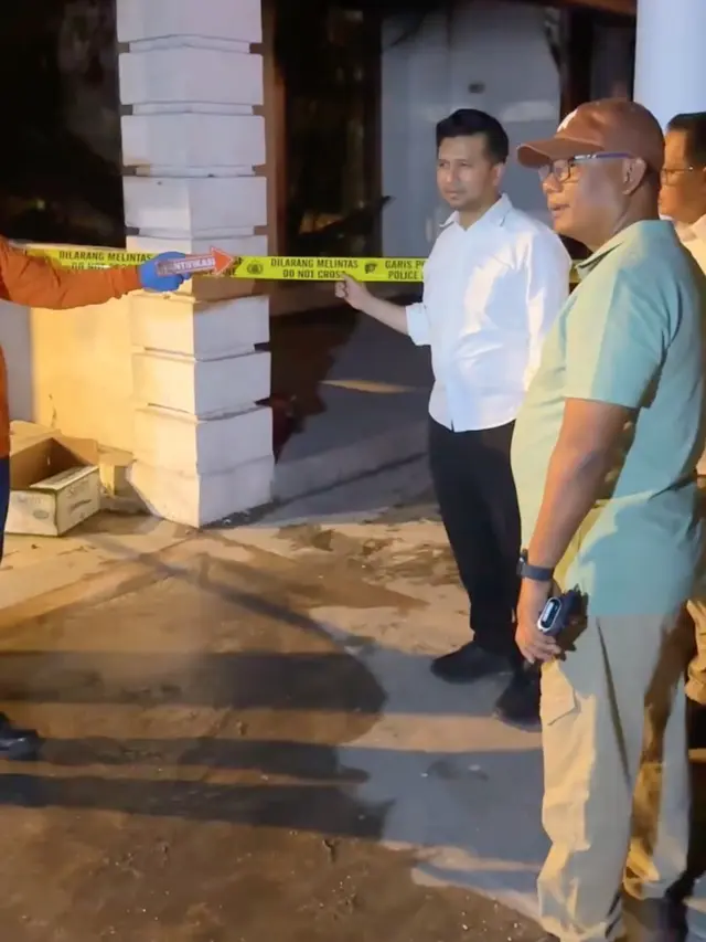 Emil Dardak mengecek kondisi Gedung Grahadi Surabaya setelah dibakar massa. (Foto: Dok. Instagram @emildardak)