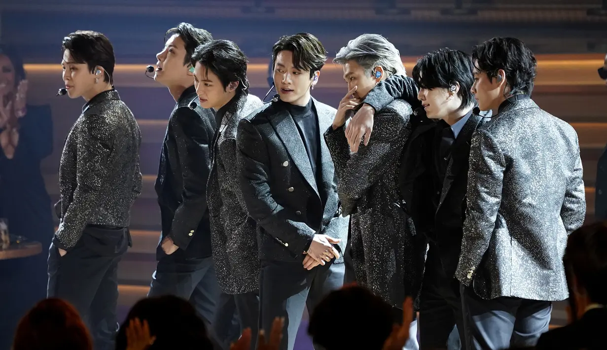 BTS tampil pada ajang Grammy Awards 2022 di Las Vegas, Amerika Serikat, 3 April 2022. BTS tampil membawakan Butter yang dilengkapi dengan aksi teatrikal. (AP Photo/Chris Pizzello)