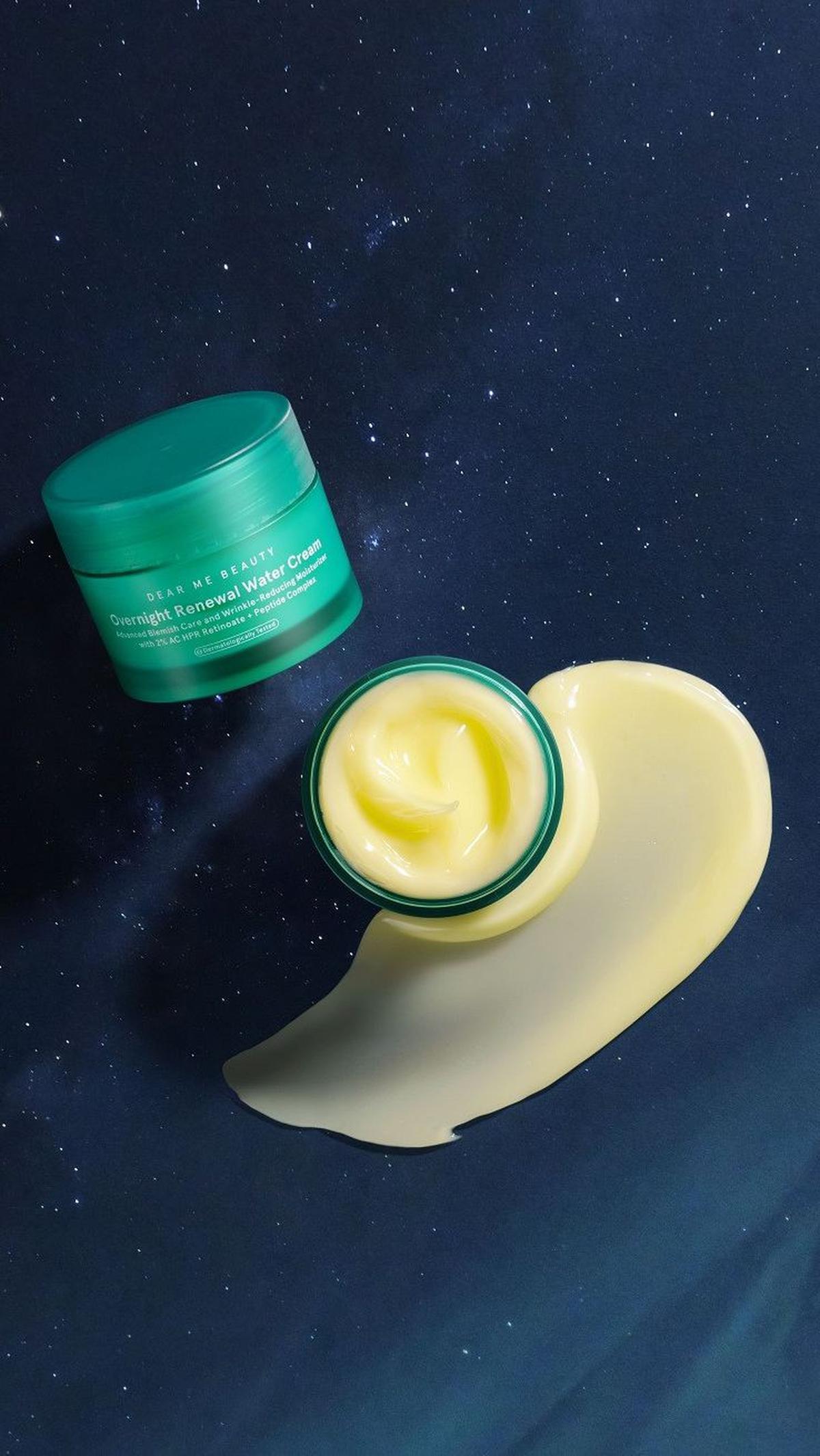 2. Utamakan Skincare Retinol yang Mengandung Pelembap untuk Mengurangi Iritasi pada Kulit Kering<br>