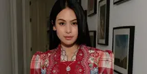 Sebagai perempuan Indonesia, kebaya jadi salah satu outfit andalan Maudy Ayunda. Kali ini ia bikin kebaya terlihat edgy dan kekinian [@kunsoomakeupartist]