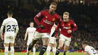 Pemain Manchester United, Marcus Rashford (tengah) merayakan golnya ke gawang Tottenham Hotspur pada laga lanjutan Liga Inggris 2023/2024 di Old Trafford, Manchester, Inggris, Senin (15/01/2024) dini hari WIB. (AP Photo/Dave Thompson)