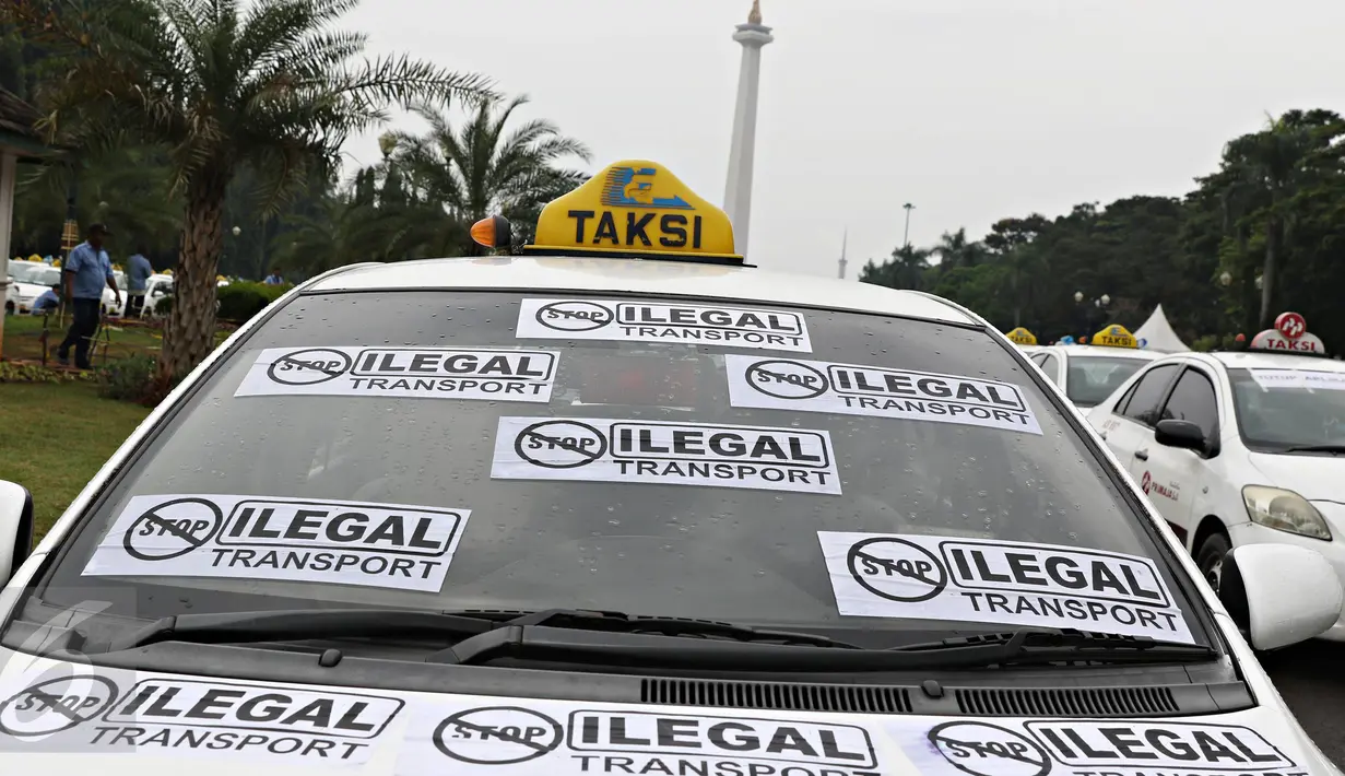 Taksi terparkir di sepanjang silang Monas, Jakarta, Senin (14/3). Aksi unjuk rasa yang dilakukan sopir angkutan umum di Istana Negara membuat kawasan Monas menjadi lahan parkir dadakan. (Liputan6.com/Immanuel Antonius)