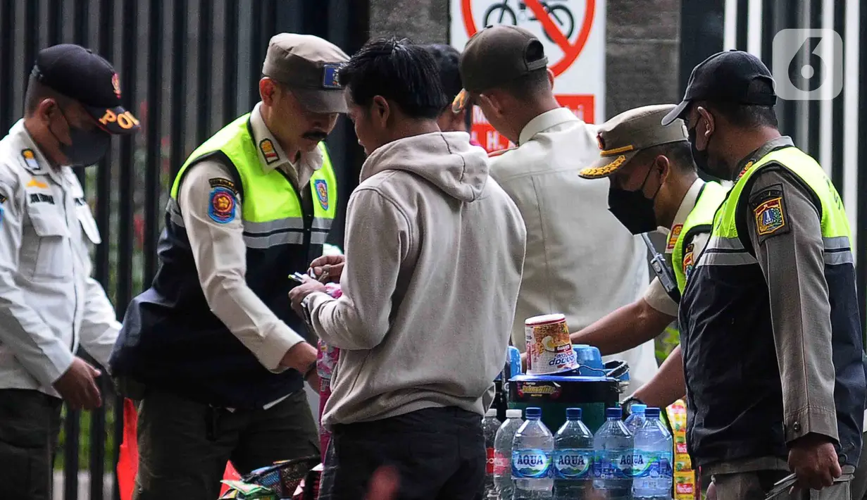 Sepeda mereka pun turut diamankan oleh petugas SatPol PP. (merdeka.com/Imam Buhori)