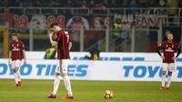 Penyerang AC Milan, Nikola Kalinic tertunduk lesu usai kalah 0-2 dari Atalanta. (AP Photo/Antonio Calanni)