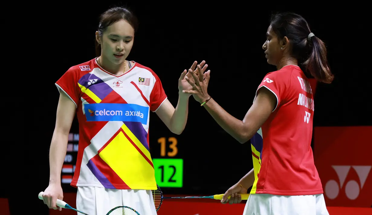 Pearly Tan/Thinaah Muralitharan. Pasangan ganda putri Malaysia yang diunggulkan di posisi ke-8 ini dikalahkan pasangan Skotlandia, Julie MacPherson/Ciara Torrance dengan straight game 17-21, 14-21. Kedua pasangan belum pernah bertemu sebelumnya. (AFP/PBSI)