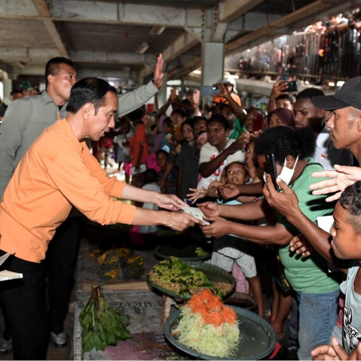Presiden Jokowi Kunjungi Pasar Pharaa Sentani