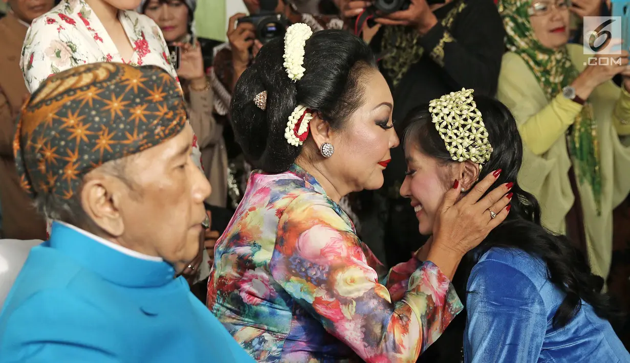 Bintang film dan sinetron Ardina Rasti saat sungkeman menjelang pernikahannya di kawasan Gunung Putri, Jawa Barat, Jumat (19/1). Ardina Rasti akan melangsungkan pernikahan pada Sabtu (20/1). (Liputan6.com/Herman Zakharia)