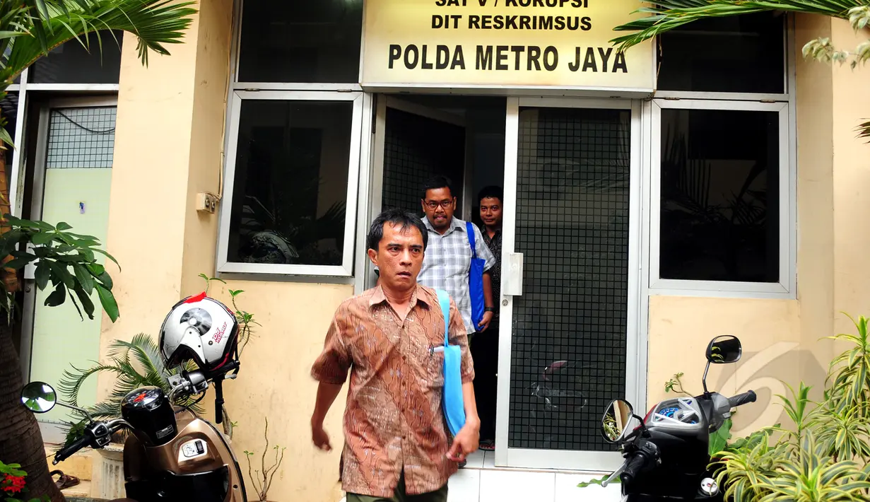 Polda Metro Jaya melakukan pemeriksaan kepada 7 saksi terkait kasus dugaan korupsi pengadaan UPS pada APBD 2014 DKI Jakarta, Senin (9/3/2015). Tampak salah satu saksi berjalan keluar usai menjalani pemeriksaan (Liputan6.com/Yoppy Renato)