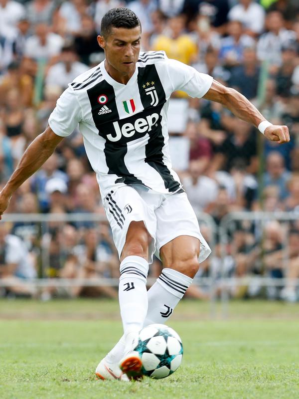 Cristiano Ronaldo menendang bola saat pertandingan persahabatan antara Juventus A dan tim B di Villar Perosa, Italia utara, (12/8). Pertandingan dimenangkan tim utama Juventus dengan skor 5-0. (AP Photo/Antonio Calanni)