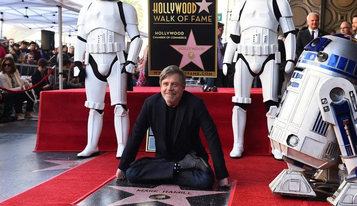 Pemeran Luke Skywalker dalam film "Star Wars", Mark Hamill berpose saat mendapat Hollywood Walk of Fame di Los Angeles (8/3). Mark Hamill adalah orang ke 2.630 yang mendapatkan bintangnya di Hollywood Boulevard. (Jordan Strauss / Invision / AP)