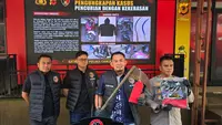 Polisi bergerak cepat dan berhasil menangkap empat pelaku beserta barang bukti berupa celurit dan sepeda motor hasil curian. (Liputan6.com/Fira Syahrin)