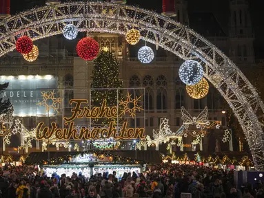 FOTO: Suasana Pasar Natal di Austria Sebelum Kembali Lockdown
Orang-orang mengambil gambar pohon-pohon yang diterangi cahaya di pasar Natal di Wina, Austria, Minggu (21/11/2021). Pemerintah Austria mengumumkan penguncian nasional yang akan dimulai Senin (22/11). (AP Photo/Vadim Ghirda)
