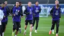Gelandang tim nasional Jerman, Joshua Kimmich (tengah) bersama rekan setimnya menghadiri sesi latihan bersama di stadion di Frankfurt am Main, Jerman, pada 11 November 2024. (Kirill KUDRYAVTSEV/AFP)