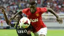 Striker Manchester United, Wilfried Zaha (kanan) berebut bola dengan gelandang AIK Solna, Ebeneser Ofori pada laga pramusim 2013/2014 di Friends Arena, Solna, Swedia (6/8/2013). Wilfried Zaha asal Pantai Gading yang kini berstatus tanpa klub setelah meninggalkan Crystal Palace, didatangkan Manchester United dari Crystal Palace pada tengah musim 2012/2013. Bertahan hingga tengah musim 2014/2015, ia lebih sering dipinjamkan ke klub lamanya. Ia total bermain hanya dalam 4 laga bersama MU. (AFP/Jonathan Nackstrand)