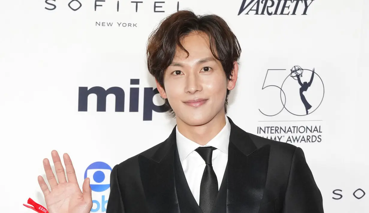 Im Siwan dalam International Emmy Awards di New York Hilton Midtown, Senin (21/11/2022). (Foto: Charles Sykes/Invision/AP)