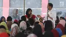Presiden Joko Widodo berbincang dengan warga saat menemui ibu-ibu penerima program Membina Keluarga Sejahtera (Mekaar) di Garut, Jawa Barat, Jumat (18/1). Jokowi mencontohkan bisnis mebel yang dulu dibangunnya dari nol. (Liputan6.com/Angga Yuniar)