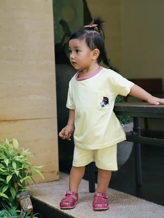 "Masya Allah Tabarakallah, Gadis kecilku udah bisa jadi model dong," tulis _irishbella_ sebagai keterangan foto yang diunggah pada 20 Oktober. [Instagram/_irishbella_]