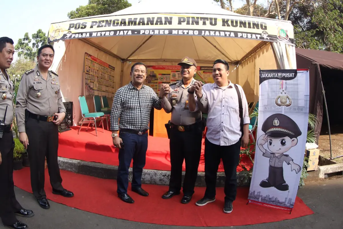Umuh Muchtar dan Richard Ahmad Berkunjung ke Pos Keamanan Piala Presiden 2015_(Bola.com/Nicklas Hanoatubun)