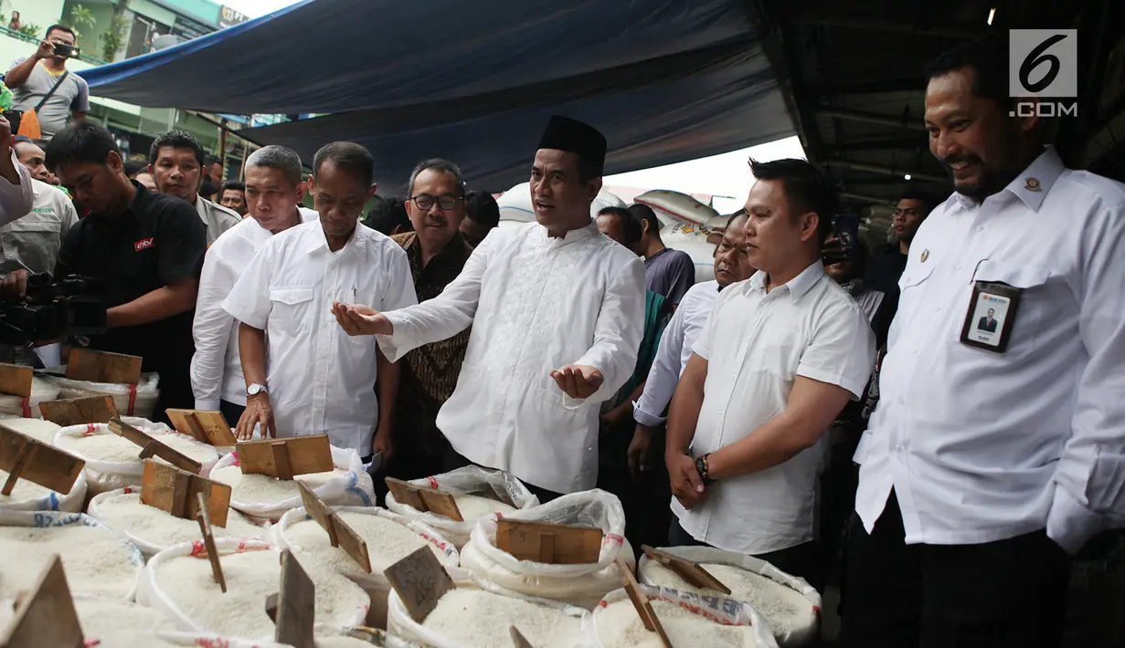 Menteri Pertanian Amran Sulaiman (berpeci) dan Dirut Bulog, Budi Waseso melakukan sidak ke Pasar Induk Beras Cipinang, Jakarta, Kamis (8/11). Peninjauan sebagai upaya memonitor stabilisasi pasokan dan harga beras di pasar umum. (Merdeka.com/Imam Buhori)