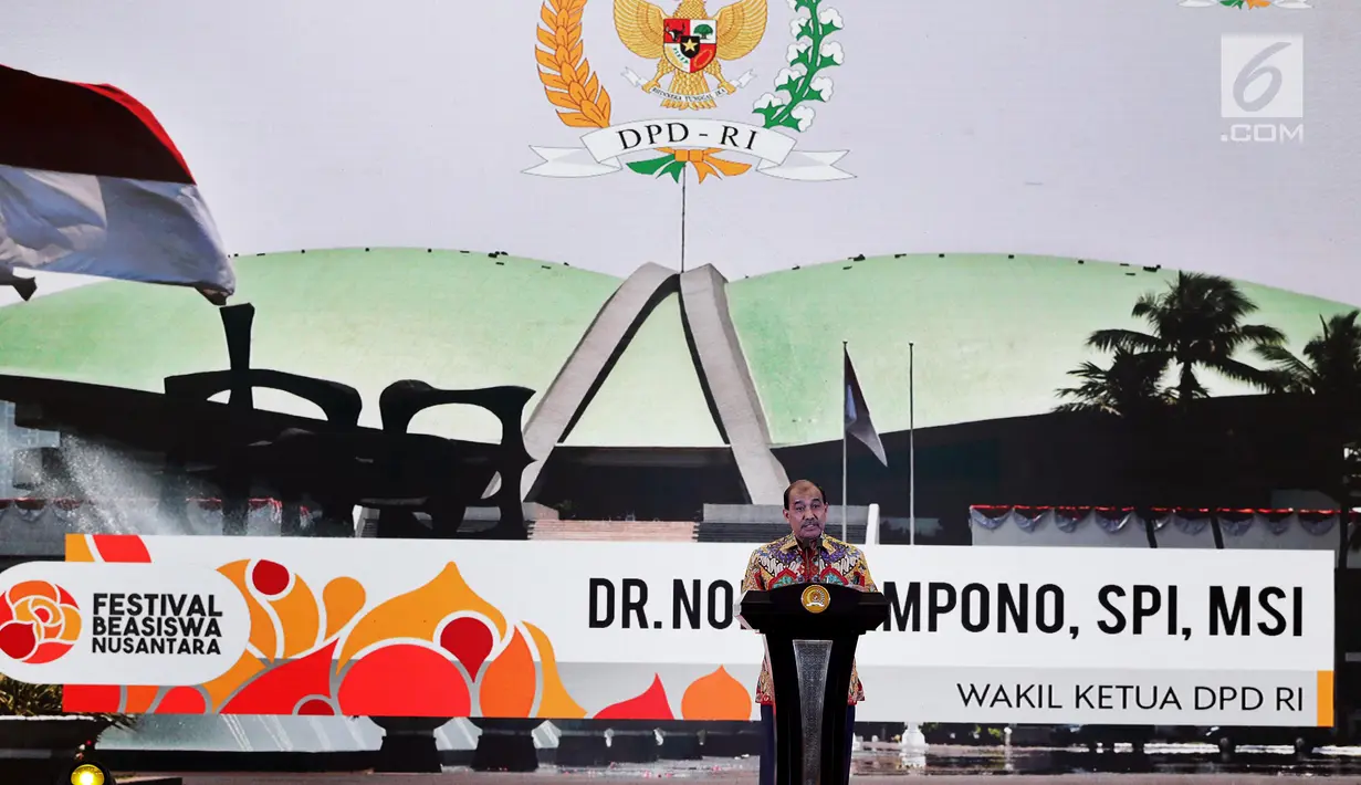 Wakil Ketua DPD Nono Sampono memberi sambutan saat pembukaan Festival Beasiswa Nusantara di Jakarta, Minggu (25/11). Festival ini kerja sama antara DPD dengan Asosiasi Dosen Indonesia dan Forum Rektor Indonesia. (Liputan6.com/JohanTallo)
