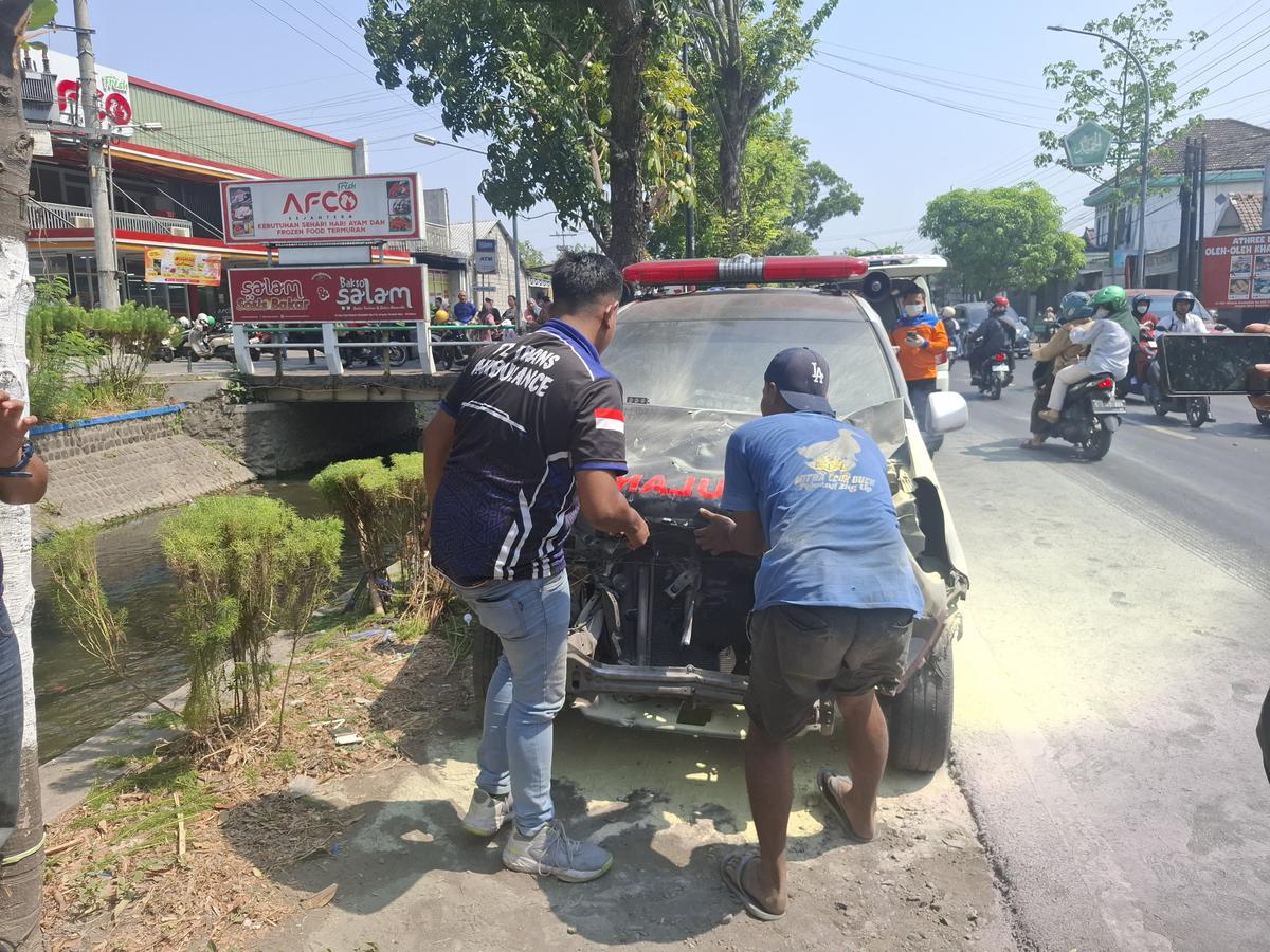Ambulans membawa jenazah korban km virgo terlibat kecelakaan beruntun. (merdeka.com/erwin yohanes).