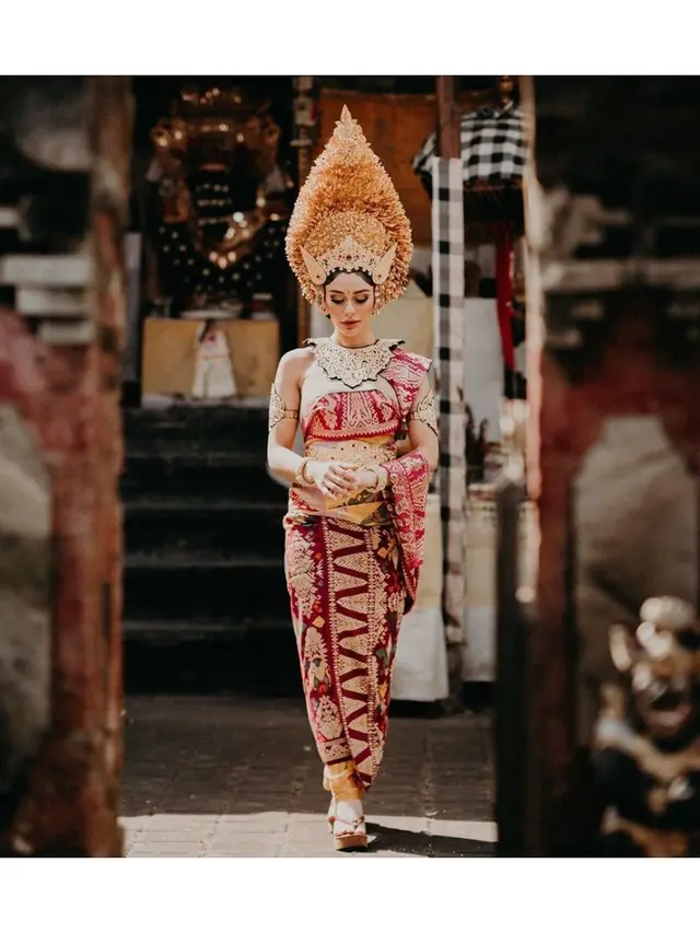 Cantik Mempesona, Ini Gaya Nora Alexandra Saat Memakai Mahkota Putri Bali